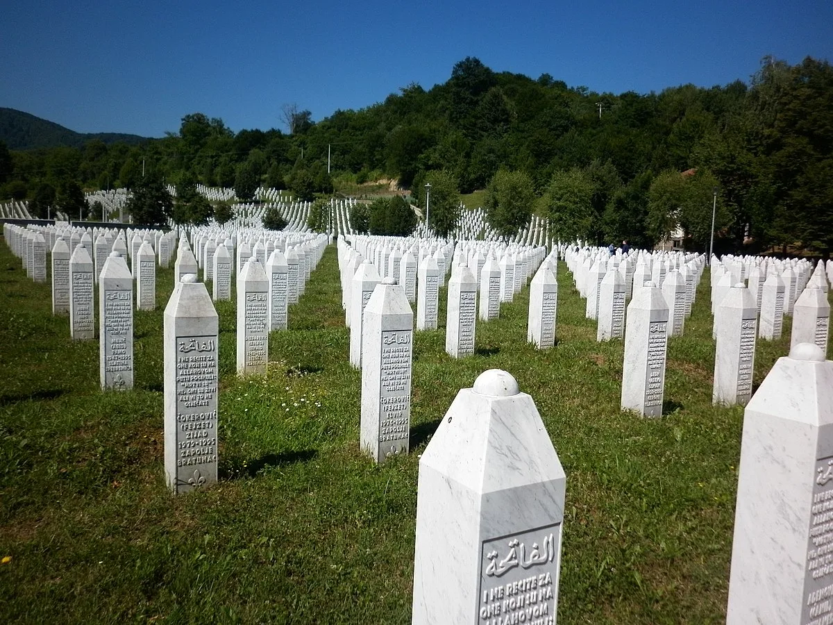 Memorijalni_centar_Srebrenica-Potočari